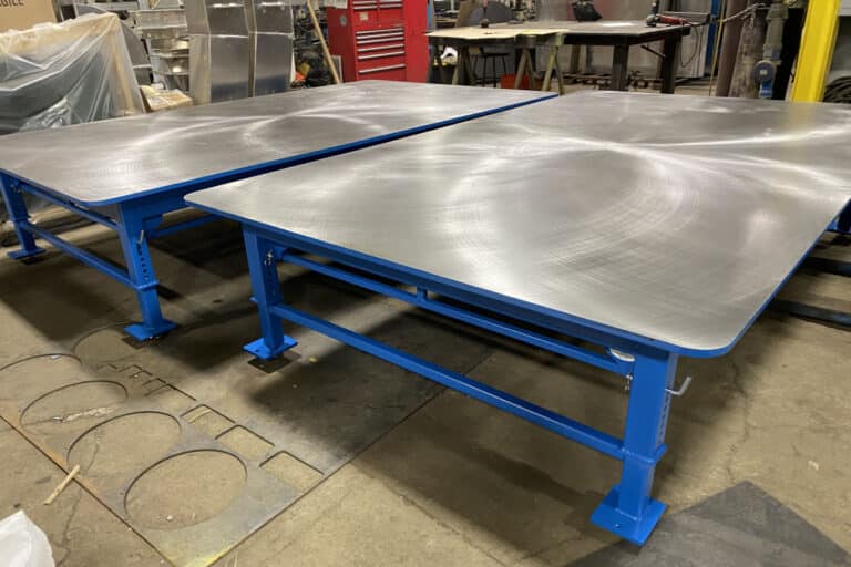 teilweise montierte Baugruppe auf einem industriellen Arbeitsplatz