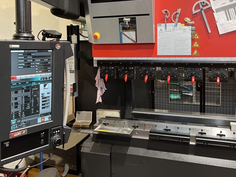 Blechbearbeitung CNC Abkantpresse HRB 2204L 011b
