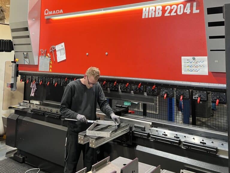 Blechbearbeitung CNC Abkantpresse HRB 2204L 011a