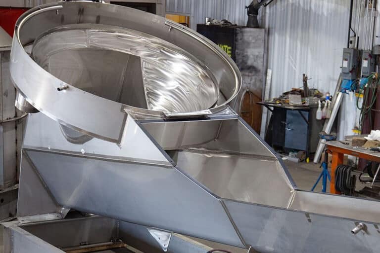 Montagearbeiten an Stahl- oder Edelstahlbaugruppen in der Werkhalle