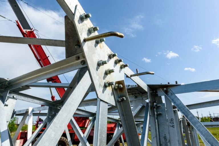 Stahlbau-installation-of-column-for-high-voltage-electricit-2024-12-13-05-38-47-utc