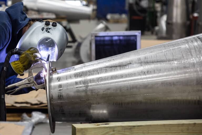 Mitarbeiter bei der Montage von Stahl- oder Edelstahlbaugruppen an Werkbänken